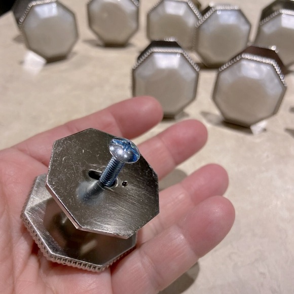 Liberty 1-1/2" Satin Nickel- Faux Capiz Insert Cabinet Knobs (12) P33755C-CPZ-C - Picture 4 of 9